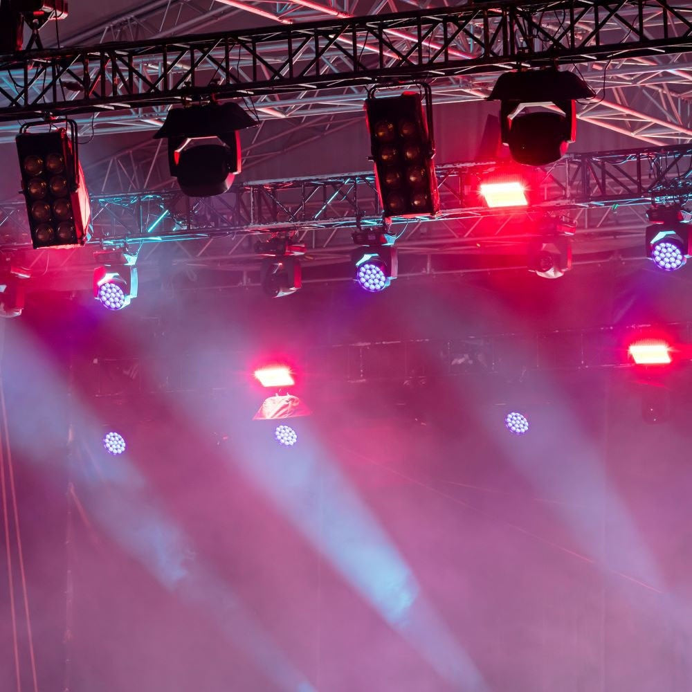 20W LED-projektør i sort hus med rødt lys - Effekt: 20W, RA70, IP65 - Vejr- og støvtæt design til udendørs brug