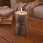 LED Timeglas lys med flammeeffekt, grå, 13.5cm høj, Ø7.5cm, fjernbetjening, timer, ægte stearin