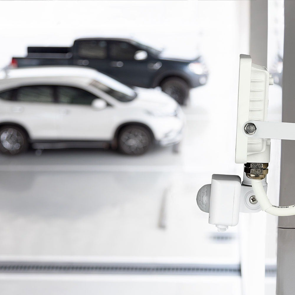 20W LED projektør med Samsung chip, PIR sensor og 3000K varm hvidt lys i hvidt hus - ideel til udendørs belysning