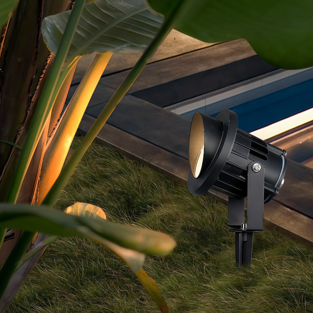 6W LED havelampe med spyd, sort finish, IP65-klassificeret, 12-24V, 450lm, erstatter 60W, RA82