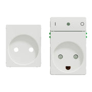 LK Fuga Wiser stikkontakt med afdækning og jord, 1½ modul, hvid