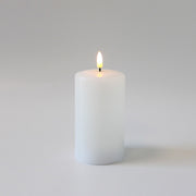 LED Bloklys med smelte-look og flammeeffekt, inkl. fjernbetjening, timer og ægte stearin - 12,5cm høj, Ø7,5cm