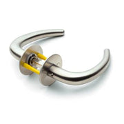 dørgreb cu-form m/ro 58-82 l18 monteret massiv roset ø50x2mm
