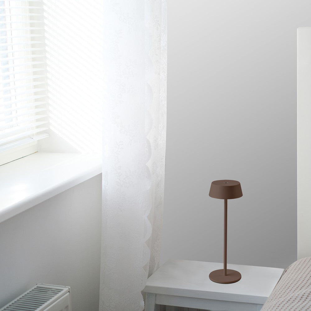 LED bordlampe 2W i Corten-finish med varm hvidt lys (3000K) og beskyttelse mod vandstænk (IP54)