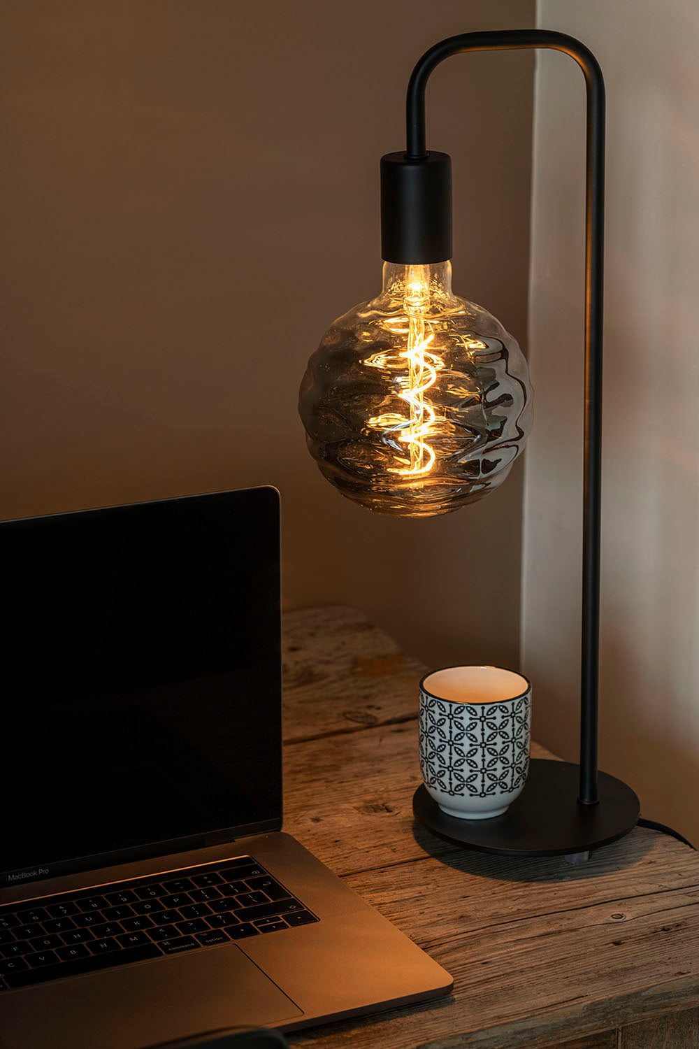 G150 Filament LED pære - 240V 3W E27 (2200K), Sort finish