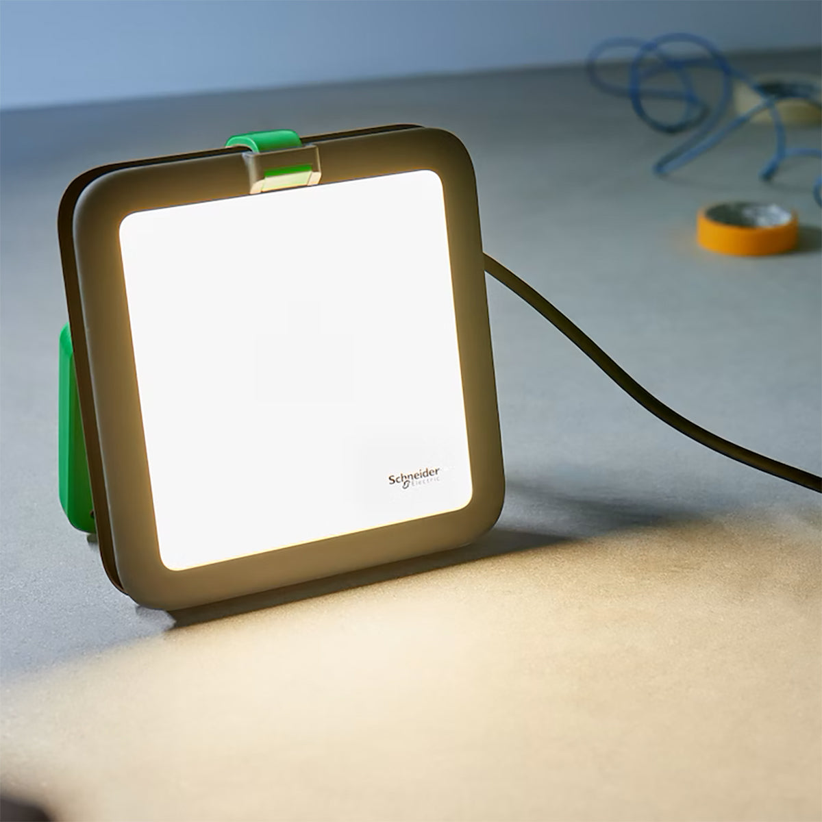 LED genopladelig arbejdslampe Thorsman 4000lm 35W 4000K IP54 2,4A USB-stik type A+C 2-benet stik ude