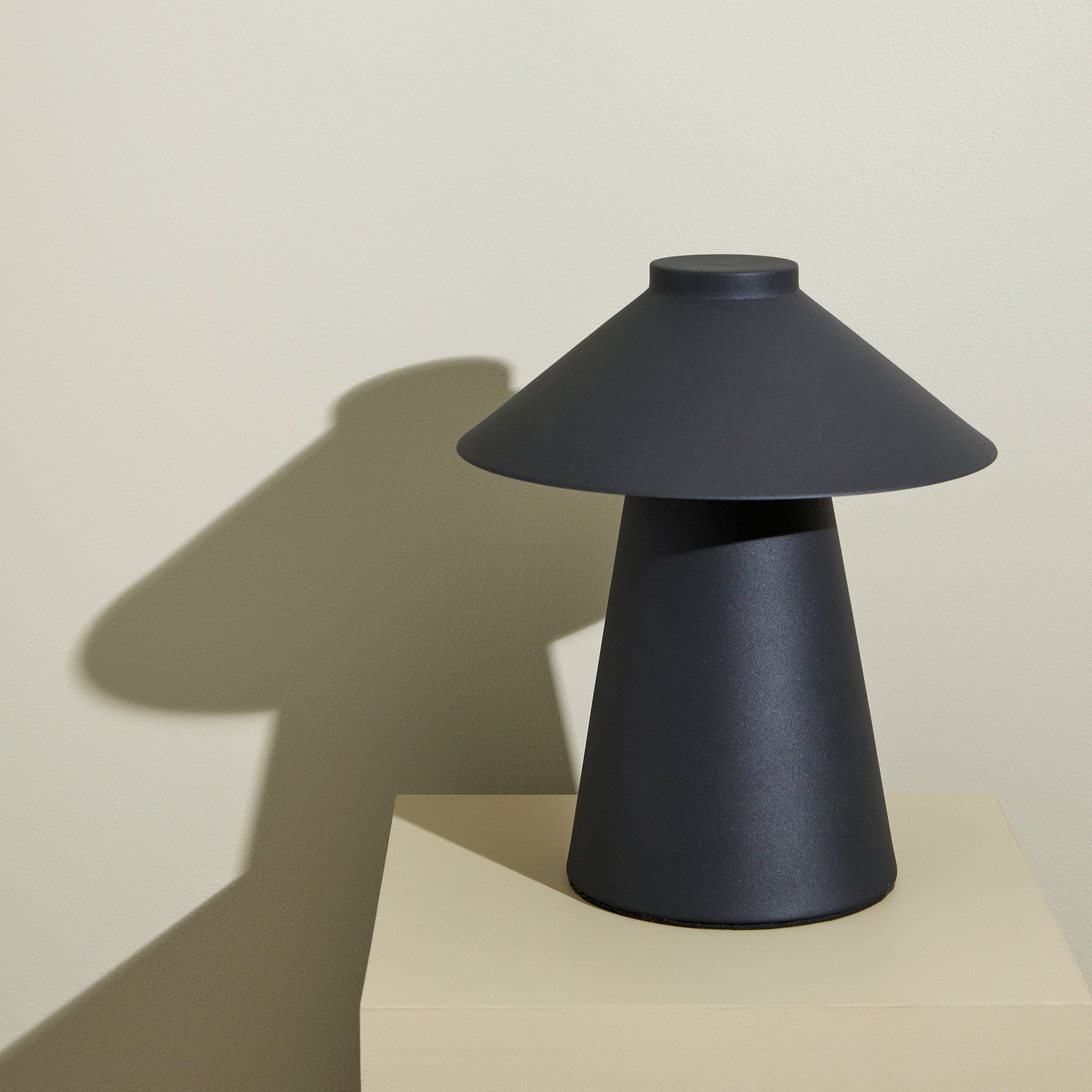 Hübsch chipper bordlampe sort