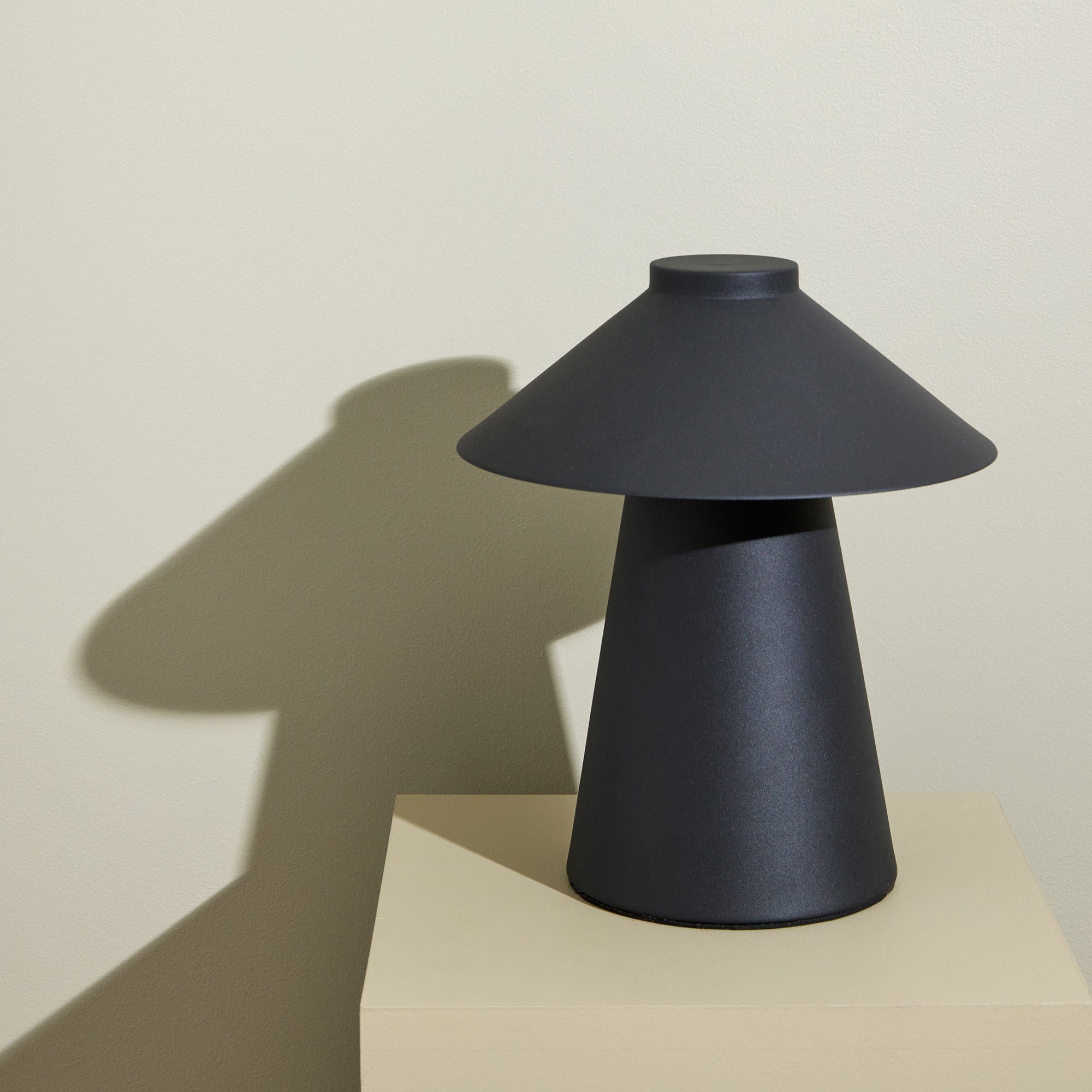 Hübsch chipper bordlampe sort