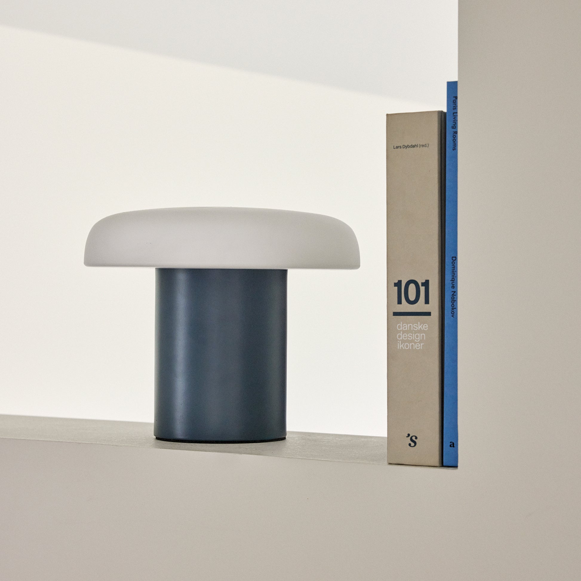 Hübsch ateliers bordlampe mørkeblå/hvid