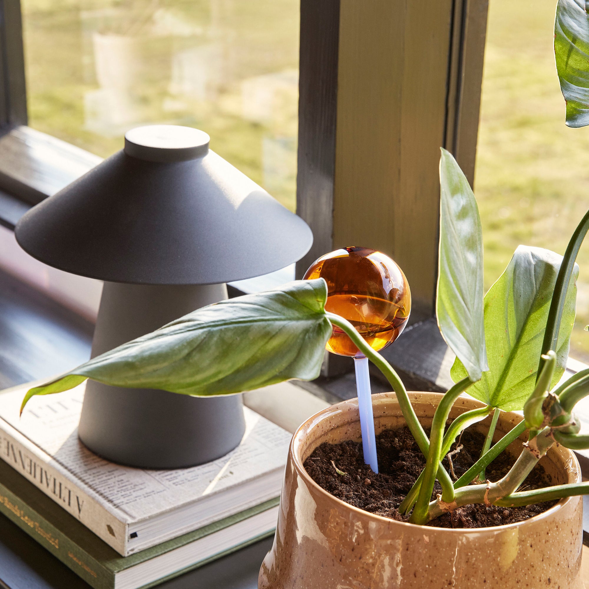Hübsch chipper bordlampe sort