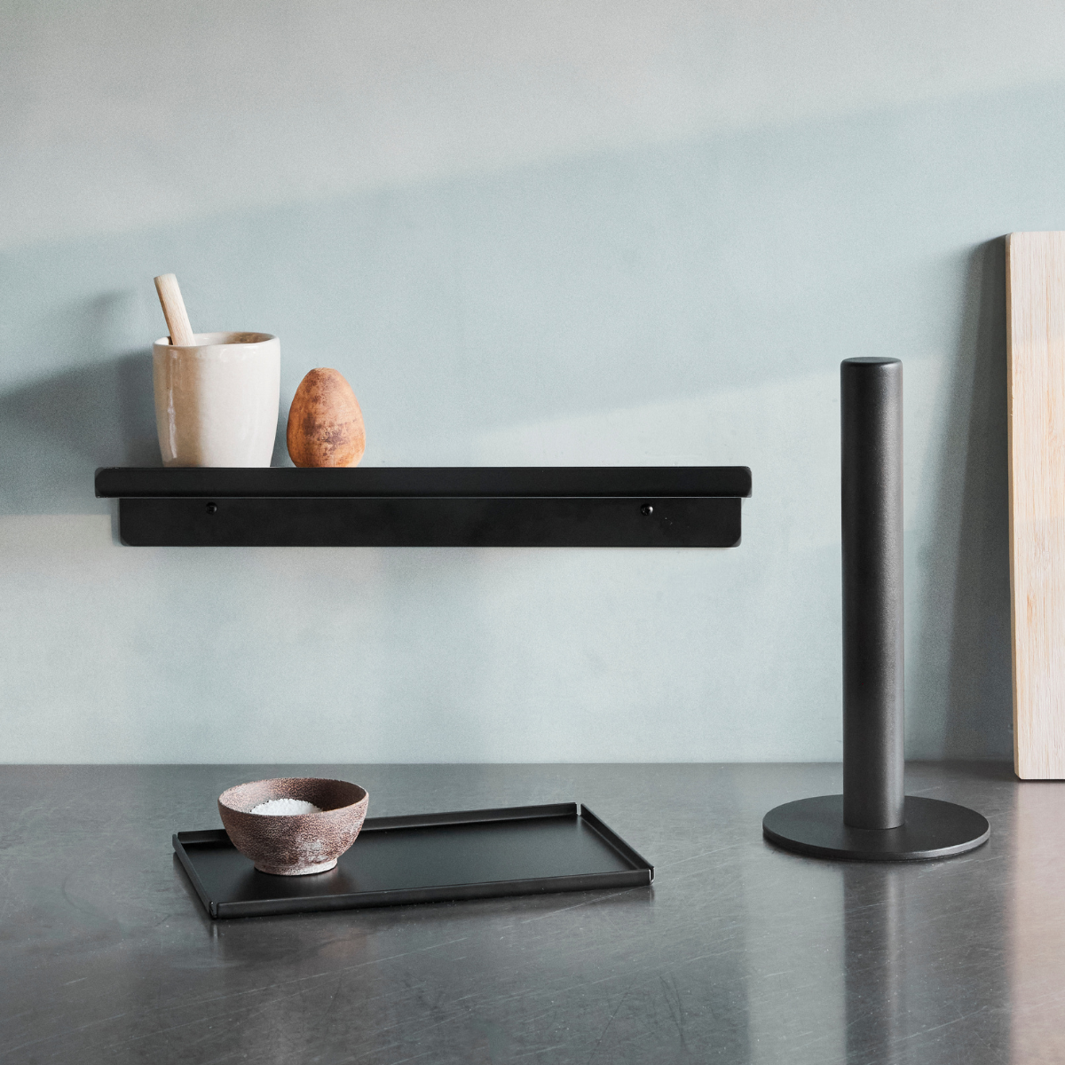 Bastant Design køkkenrulleholder i mat sort