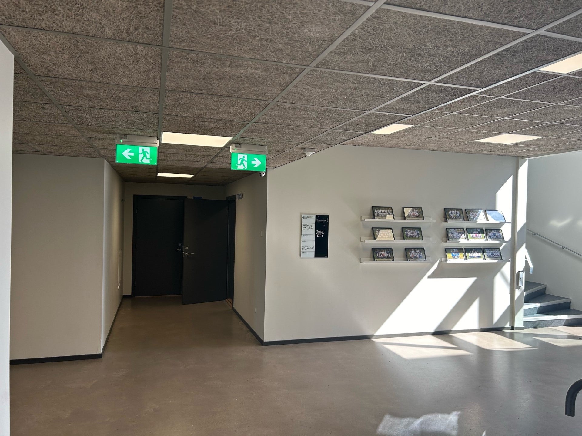 Nødbelysning Arlington Pro LED 2W, top monteret Exit skilt