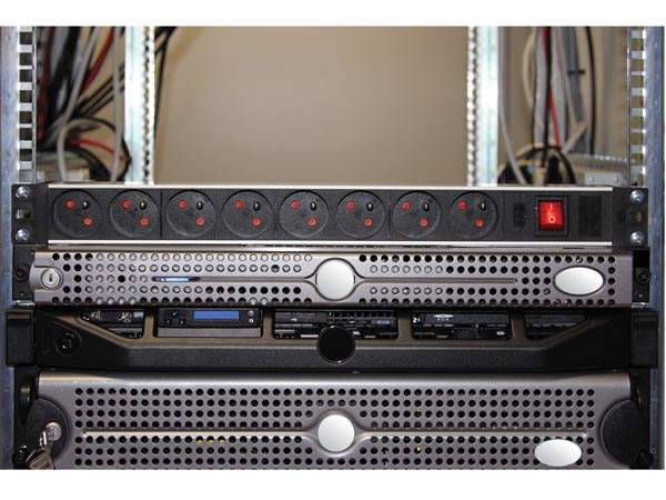 PDU stikdåse til 19" rack - 8 x Pin-jord, m. afbryder