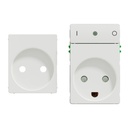 LK Fuga Wiser stikkontakt med afdækning og jord, 1½ modul, hvid